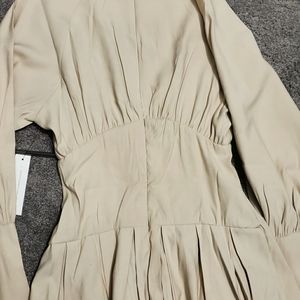 A Beige xs Lani the label dress 👗